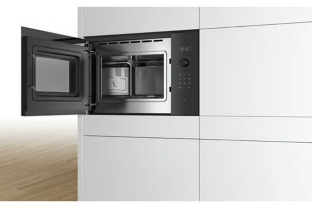 Bosch BFL554MB0 mikrotalasna ugradna pećnica crne boje ugradjena u kuhinjske elemente.