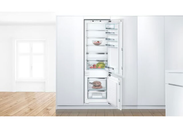 Ugradni kombinovani frižider Bosch KIS87AFE0 bele boje ugrađen u kuhinjske elemente